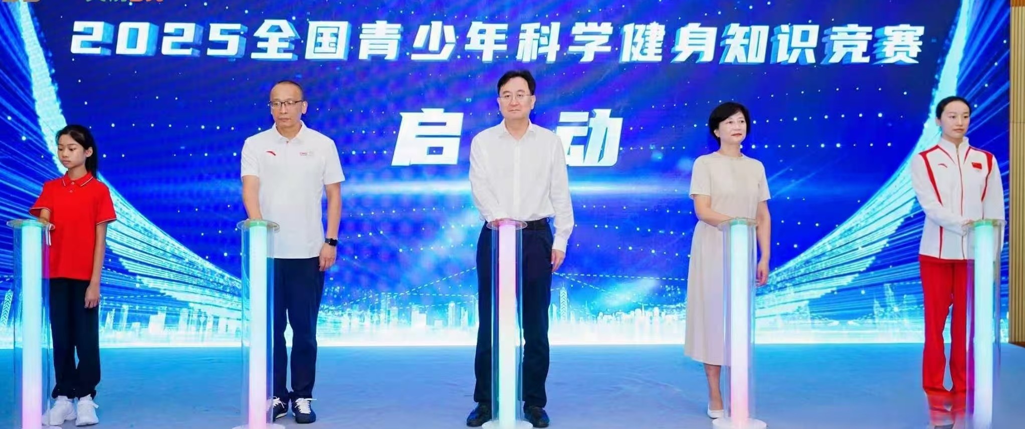 以及奥运冠, 吸引了众多, 军代表和学 以及奥运冠, 吸引了众多, 军代表和学